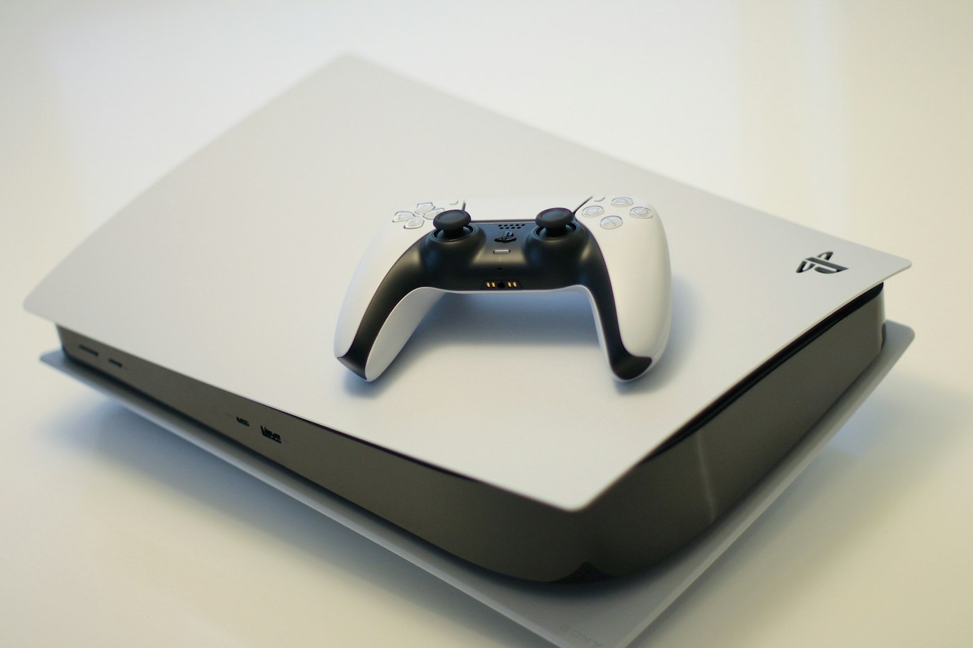 PlayStation 5 Slim, 2 controllere